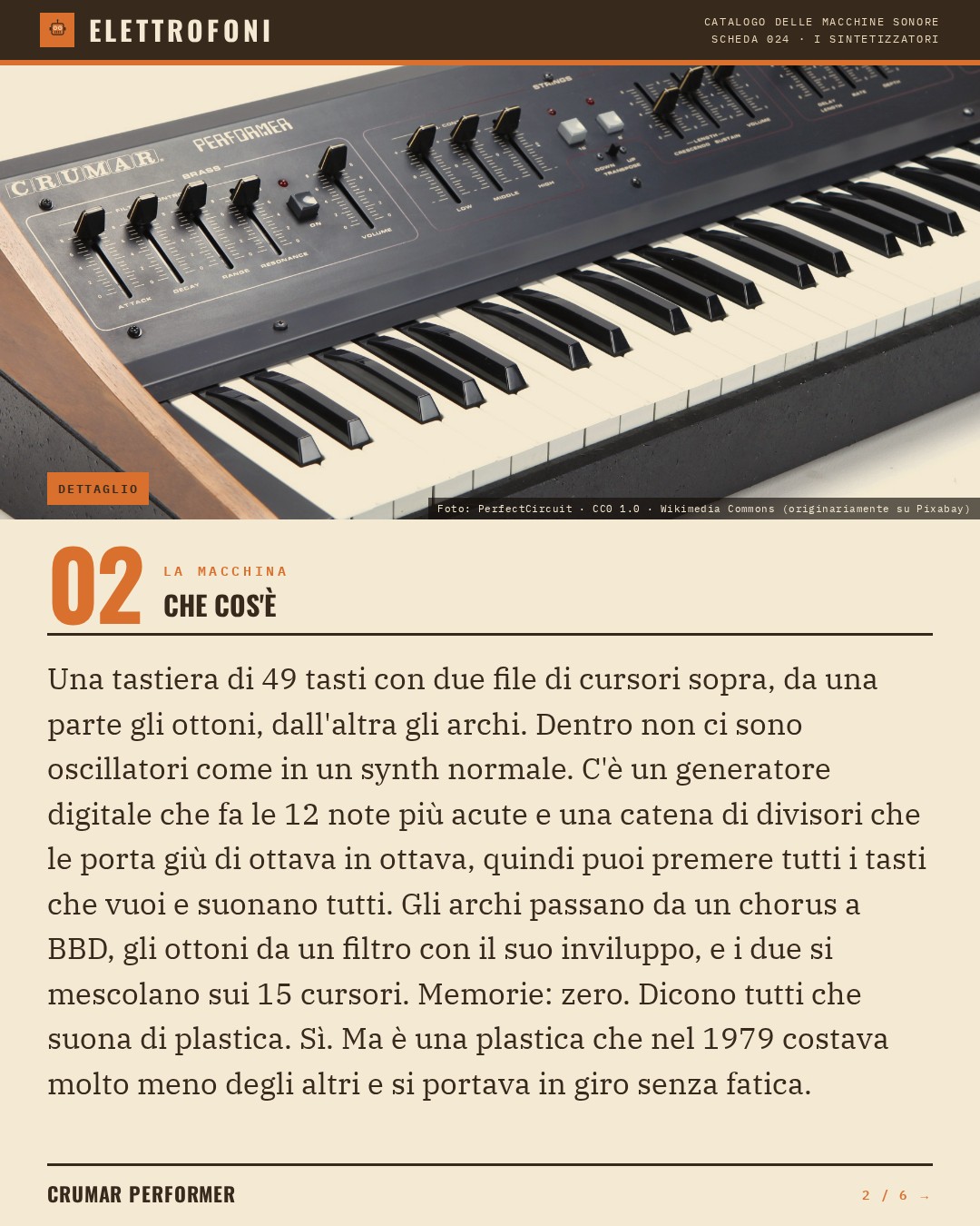 Crumar Performer (1979) — che cos'è. Una tastiera di 49 tasti con due file di cursori sopra, da una parte gli ottoni, dall'altra gli archi. Dentro non ci sono oscillatori come in un synth normale. C'è un generatore digitale che fa le 12 note più acute e una catena di divisori che le p