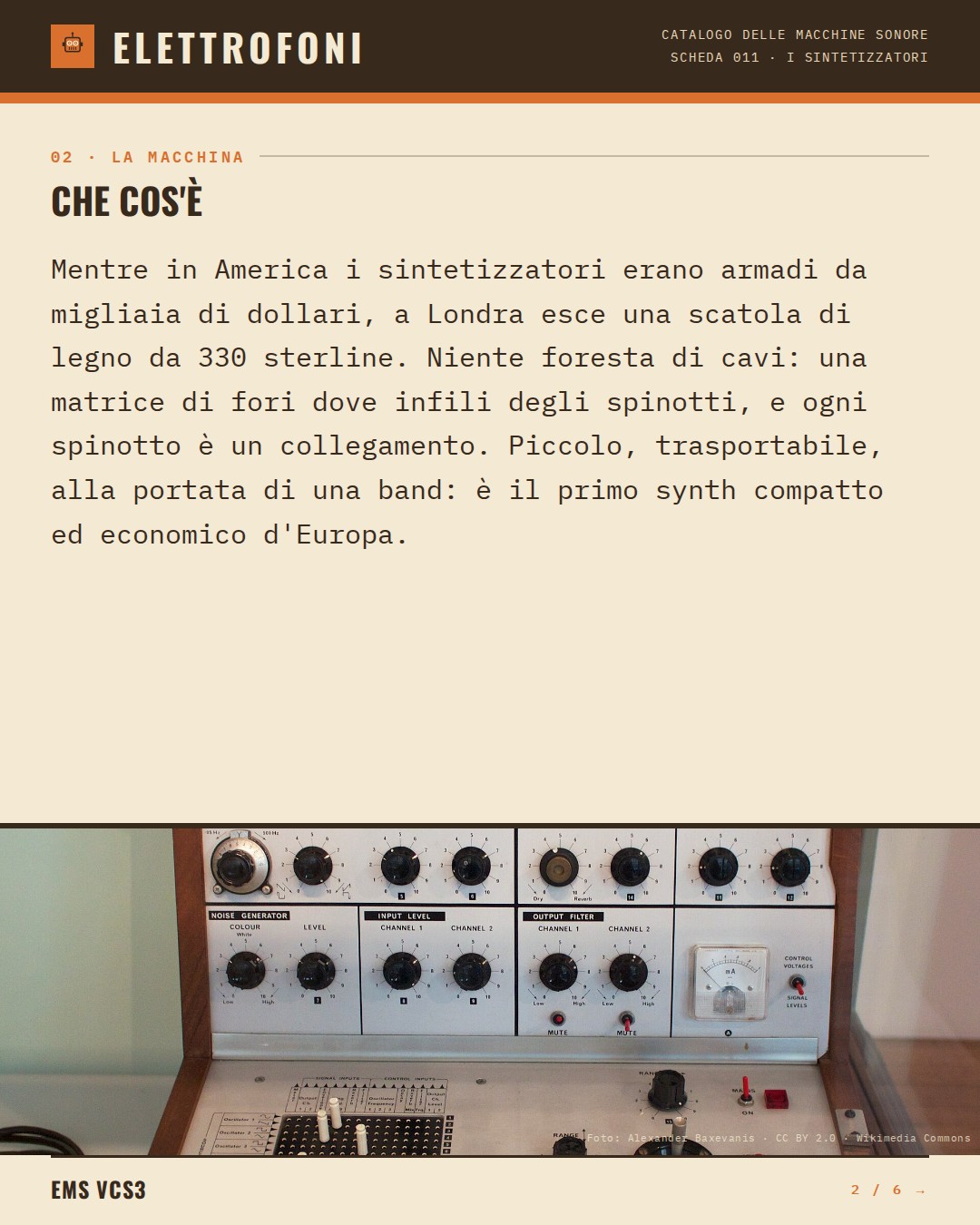 EMS VCS3 (1969) — che cos'è. Mentre in America i sintetizzatori erano armadi da migliaia di dollari, a Londra esce una scatola di legno da 330 sterline. Niente foresta di cavi: una matrice di fori dove infili degli spinotti, e ogni spinotto è un collegamento. Piccolo, trasportabile, alla portat