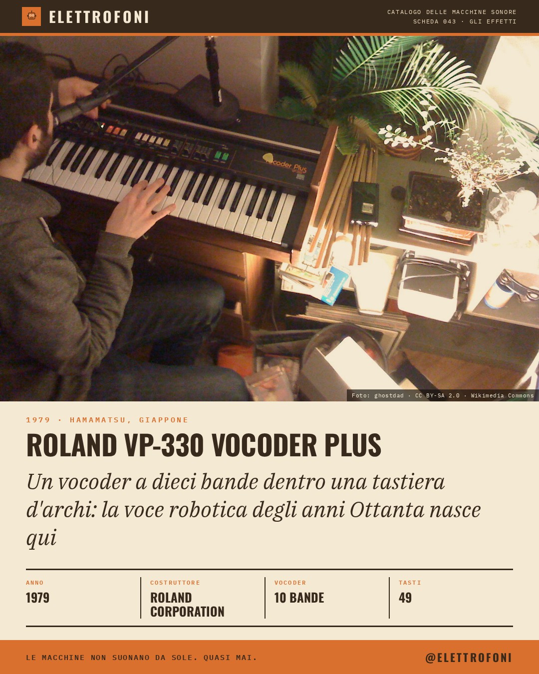 Roland VP-330 Vocoder Plus: fotografia dello strumento del 1979, costruito da Roland Corporation. Un vocoder a dieci bande dentro una tastiera d'archi: la voce robotica degli anni Ottanta nasce qui.
