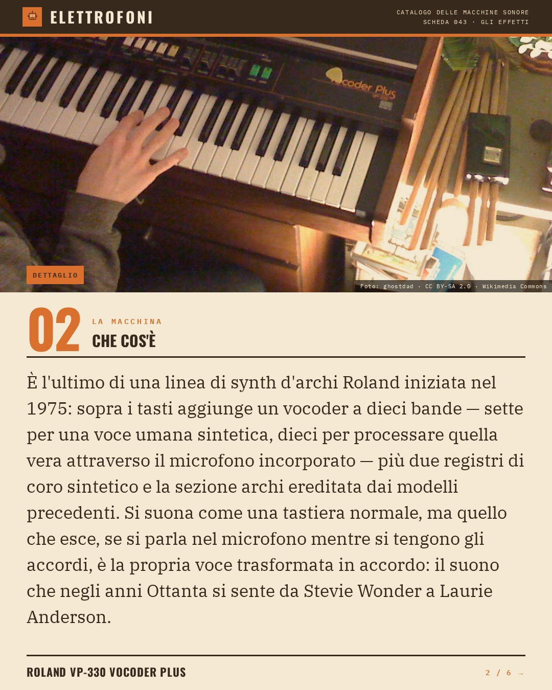 Roland VP-330 Vocoder Plus (1979) — che cos'è. È l'ultimo di una linea di synth d'archi Roland iniziata nel 1975: sopra i tasti aggiunge un vocoder a dieci bande — sette per una voce umana sintetica, dieci per processare quella vera attraverso il microfono incorporato — più due regist